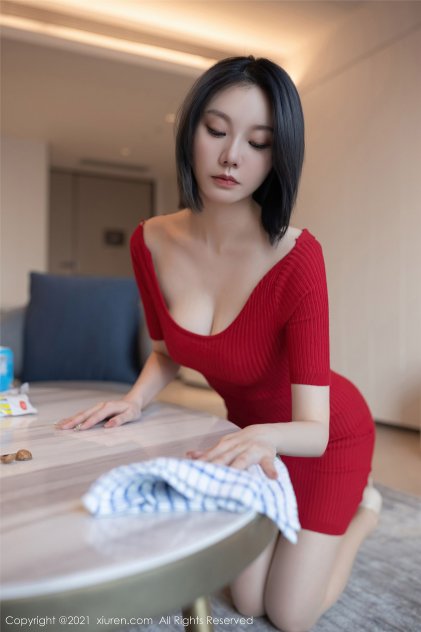 穿粉色内衣的清纯大胸MM浴室大胆写真海报