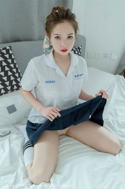 娇妻在胡同口被老头玩海报